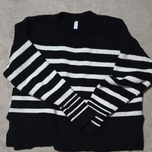 STYLUS Men's Black and White Crewneck Sweater